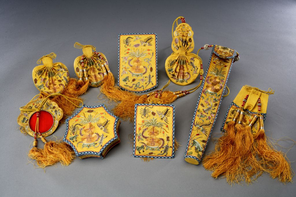 图片[1]-Bright Yellow Satin Horizon Gold Silver Colorful Embroidery Five Poisons Work Plan-China Archive